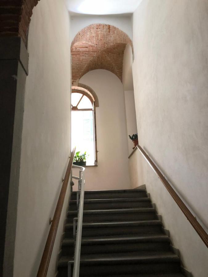 Renovated Apartment With 3 Bedrooms In An Historic Palazzo Between Port And Old Town Livorno Exterior photo